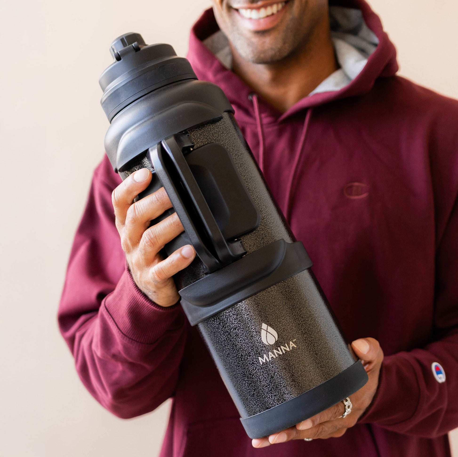 4l-titan-bottle-135-oz-w1 5Manna_Website_Lifestyles-29.jpg